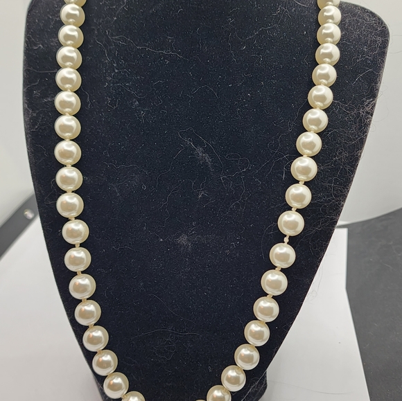 Natural south sea pearl necklace with 10k rose gold clasp. - Picture 4 of 10